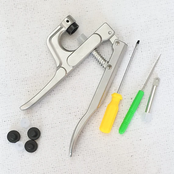 Plastic snap button plier